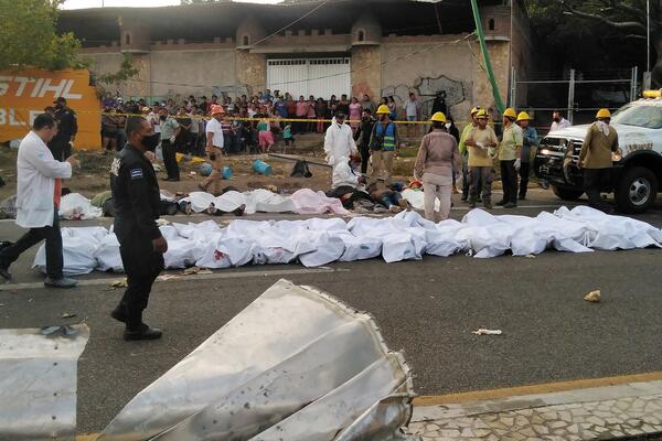 TRAGEDIJA U MEKSIKU: Poginula 53 migranta u prevrtanju kamiona (FOTO)