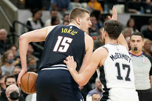 LEGENDARNI TRENER HVALIO NIKOLU JOKIĆA: Nije fer šta sve može da uradi, PROKLETO je dobar!