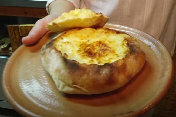 SRBIN SE POHVALIO KAKO POŠTUJE TRADICIONALNA JELA: Zbog komplet lepinje se IZBLAMIRAO, SATRLI SU GA! (FOTO)