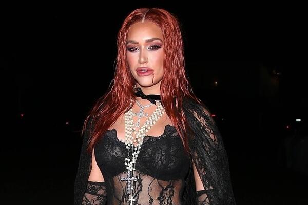 NJENU ZADNJICU KARAKTERIŠU KAO ČUDESNU I OGROMNU, A TEK DA VIDITE OVO! Skinula se i uhvaćena je bez FOTOŠOPA! FOTO