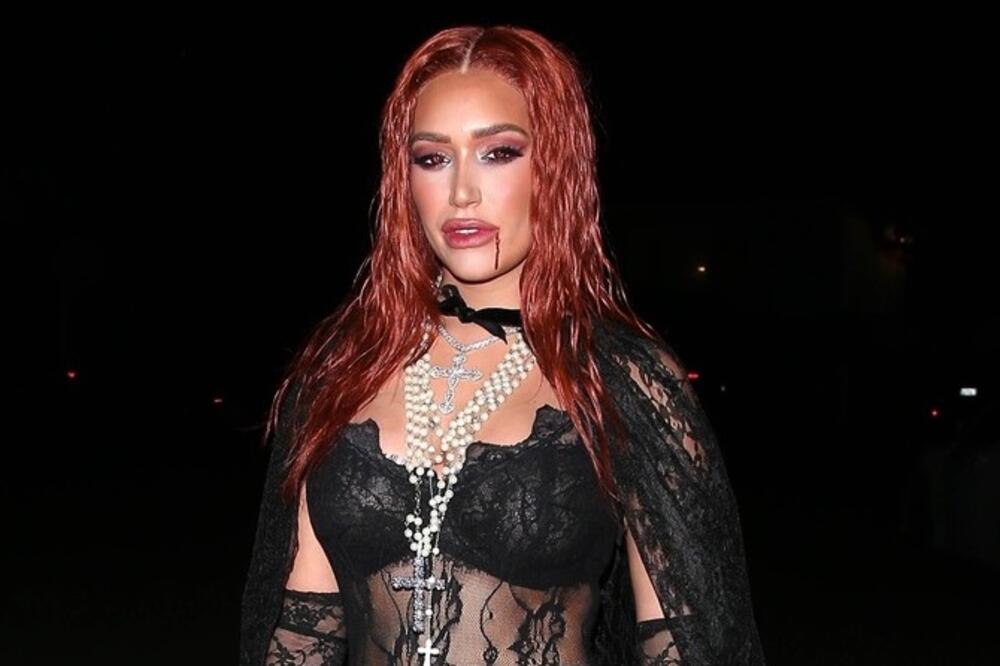 NJENU ZADNJICU KARAKTERIŠU KAO ČUDESNU I OGROMNU, A TEK DA VIDITE OVO! Skinula se i uhvaćena je bez FOTOŠOPA! FOTO