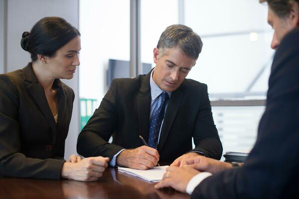 "UZIMAM KREDIT ZA STAN, ŽENIM SE I SVE ĆU DA PLAĆAM, A ŠTA AKO SE RAZVEDEM?": Da li se imovina deli u ovom slučaju?