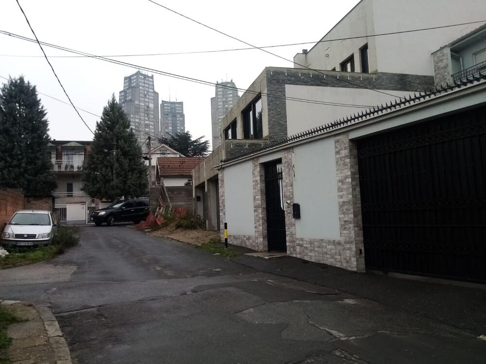 Ispred kuće Velje nevolje