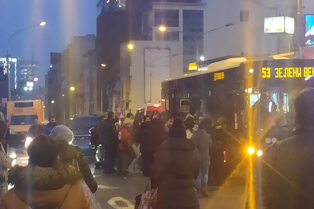 SUDAR AUTOBUSA NA ZELENOM VENCU: Polomljeno je i staklo