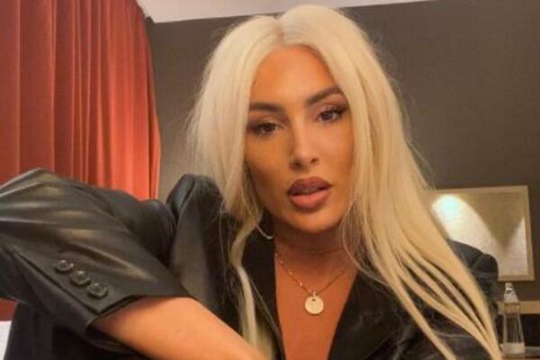 SENIDAH GOLA GOLCIJATA U KADI, PENOM POKRILA INTIMU: Malo se opustila pa POKAZALA PREVIŠE! (FOTO)