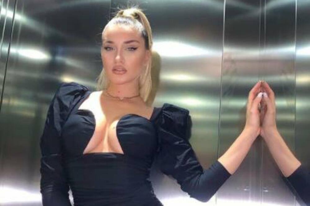 MANEKENKA KOJA OBOŽAVA JUVENTUS SELA NA MOTOR U PRIPIJENOJ SUKNJI I IZBACILA GRUDI: Mnogi zaluđeni HOT PRIZOROM!