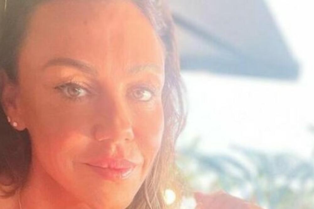 STRAVIČNA ISPOVEST POZNATE PEVAČICE, VEOMA JE ZABRINJAVAJUĆE: Možda će morati i na još 1 operaciju, NE DELUJE DOBRO