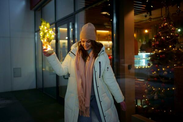 ŽENA PORUČILA NOVU JAKNU SA INTERNETA: Kad joj je stigla, nije mogla da veruje šta VIDI u DŽEPU, kakav šok!