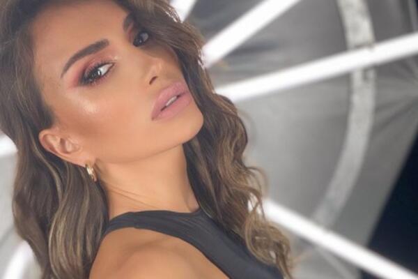 EMINA JAHOVIĆ NAPRAVILA HAOS U HRVATSKOJ! U nikada kraćoj suknji pomutila razum, a tanke tračice preko GRUDI! FOTO