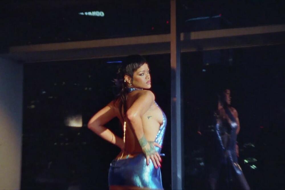 MAJKA JE DVOJE DECE, A POZIRA U HALTERIMA I PODVEZICAMA: Pevačica se okrenula i pokazala POZADINU, prava je BOMBA