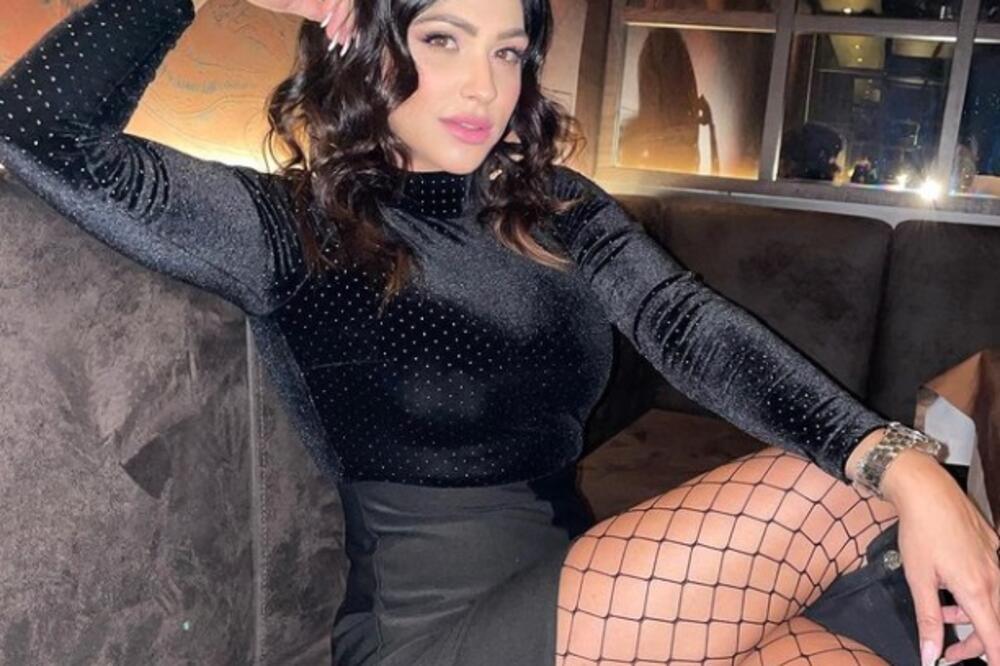 LJUPKA STEVIĆ NA NASTUPU OSTALA BEZ 5000 EVRA U SEKUNDI: Oteli su mi sve i odnele napolje