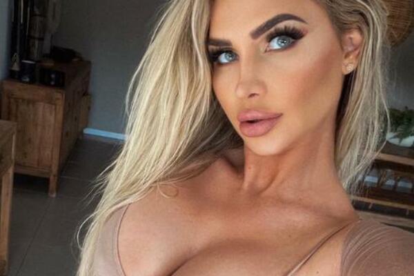 "VLASNICA" NAJBOLJE ZADNJICE KAO OD MAJKE ROĐENA! Atraktivno telo, bujne grudi, eksplicitne slike! (FOTO)