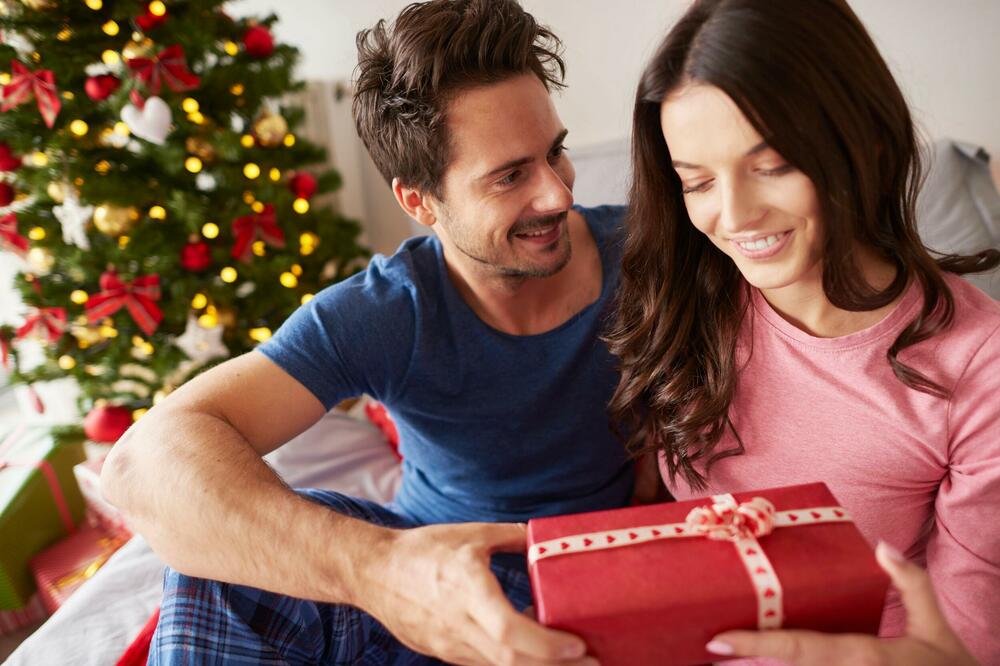 EVO TOP 5 PREDLOGA ZA POKLON KOJI MOŽETE ODNETI MLADENCIMA: Danas slave važan dan!