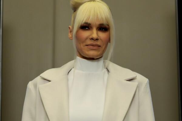 ZAVIRITE U VELELEPNU VILU NATAŠE BEKVALAC U ČENEJU! Mesečno je izdaje za VRTOGLAVU SUMU, izgleda kao RAJ NA ZEMLJI!