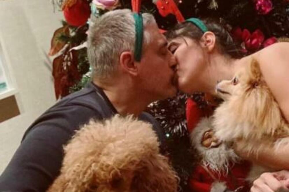 PRAZNIČNA IDILA STIGLA U DOM JOVANOVIĆA: Čeda uživa sa ženom i decom ispred JELKE, a tu su im i 2 POMOĆNIKA (FOTO)