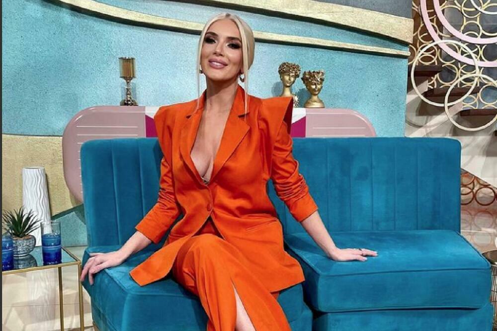 KAKVO IZDANJE! SVE OČI BILE SU UPRTE U DEKOLTE NIKOLINE KOVAČ: Smelom kombinacijom ostavila sve bez daha! (FOTO)