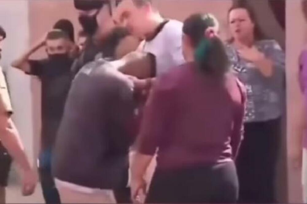 NIJE MOGAO DA IZBEGNE NESREĆU! Izašao iz kola, a onda je OTAC devojčice postupio LJUDSKI (VIDEO)