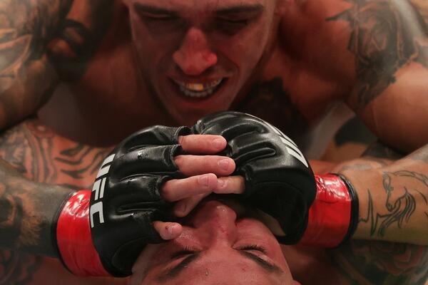 NJEGOVA SPECIJALNOST: Oliveira GUŠIO Poarjea do predaje i odbranio titulu! (VIDEO)