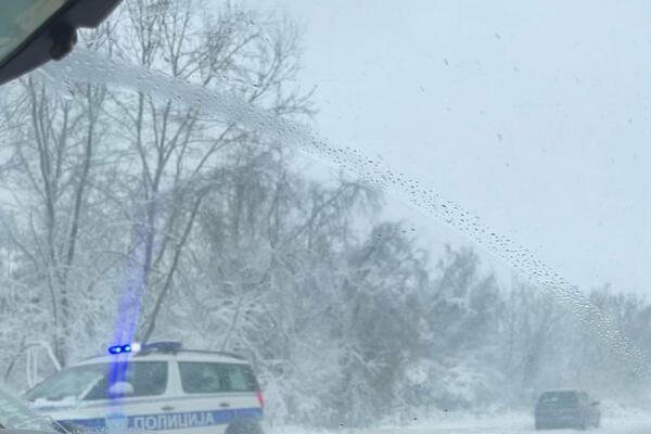 KAMION NA PUTU PROKLIZAO I UDARIO U BANKINU: Sneg izazvao HAVARIJU na svim deonicama puta