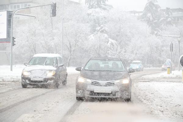 AMSS SAVETUJE OPREZ VOZAČIMA: Otapanje snega donosi OPASNOSTI, mraz utiče na POLEDICU