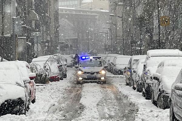 BEOGRAD POD SNEŽNIM POKRIVAČEM! Danas hladno, mestimično sa slabim snegom, meteoropote će osetiti BROJNE TEGOBE