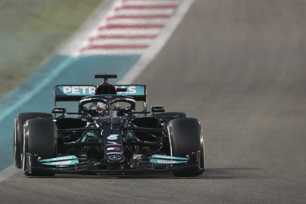 NEĆE ON NIGDE: Hamilton ovim potezom nagovestio da će voziti "Mečku" i narednu sezonu!