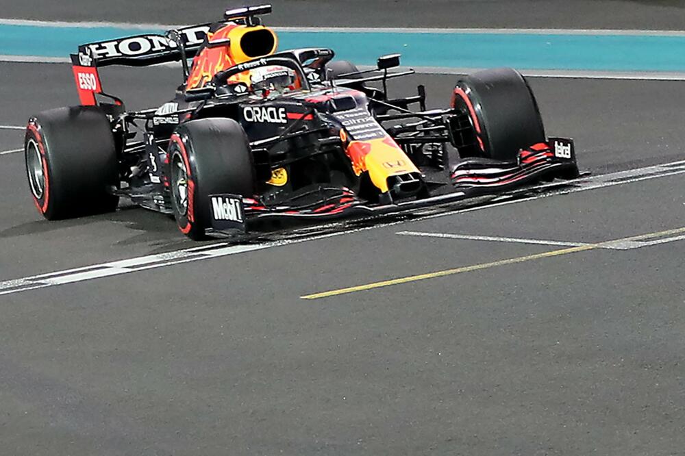 NEZAPAMĆENA LUDNICA ZA KRAJ F1 SEZONE: Maks pretekao Luisa par krivina do kraja, direkcija napravila FARSU od trke!