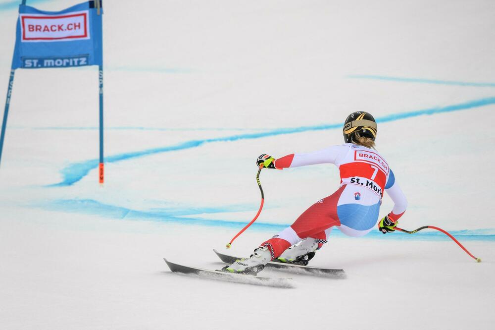 TEŽAK PAD ŠVAJCARSKE SKIJAŠICE: Preletela zaštitnu ogradu pri velikoj brzini (VIDEO)