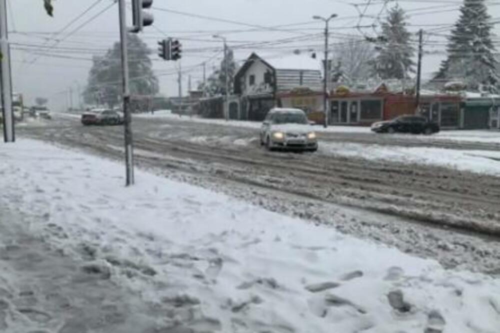 JEZIVA SAOBRAĆAJKA NA PUTU NIŠ-PRIŠTINA: Auto sleteo sa kolovoza, teško povređene 4 MLADE osobe!