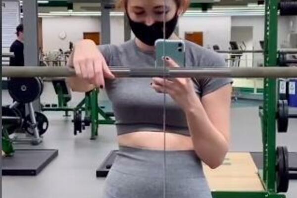 DEVOJKA NIJE MOGLA DA PODNESE ŠTO JOJ PRILAZE U TERETANI! Setila se genijalnog trika kako da ih ODBIJE (VIDEO)