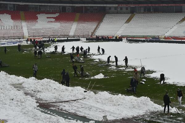 TEREN ĆE BITI SPREMAN ZA DUEL ZVEZDA - RADNIK: 400 ljudi čisti sneg na "Marakani" (FOTO)