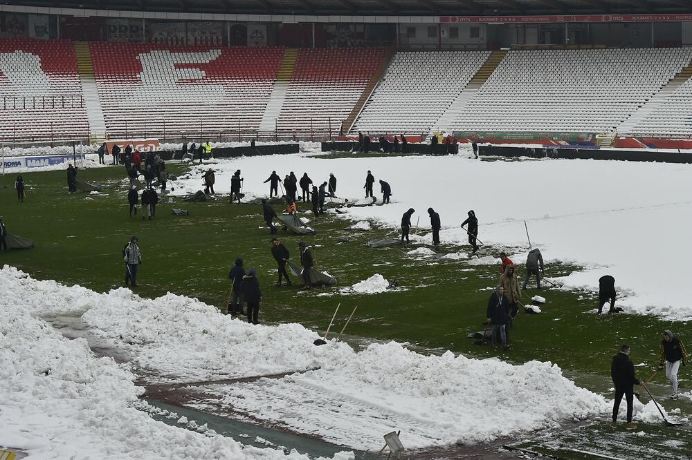 TEREN ĆE BITI SPREMAN ZA DUEL ZVEZDA - RADNIK: 400 ljudi čisti sneg na "Marakani" (FOTO)
