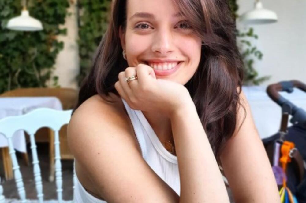 SRPSKA GLUMICA IZBACILA OVU NAMIRNICU IZ ISHRANE I ŠOKIRALA FANOVE: Evo šta joj se desilo posle SAMO 15 DANA (FOTO)