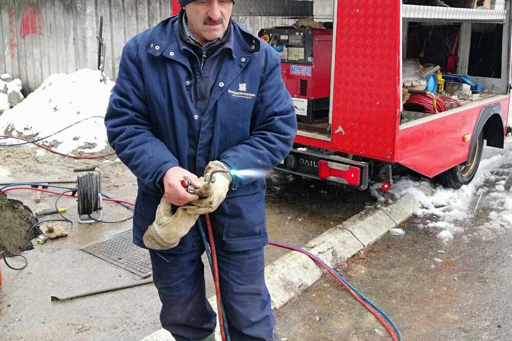 ZAHVALJUJUĆI IVANU ĐUKANOVIĆU SU TOPLE UČIONICE NOVOBEOGRADSKE ŠKOLE! Ni sneg ni minus mu ništa ne mogu (FOTO)