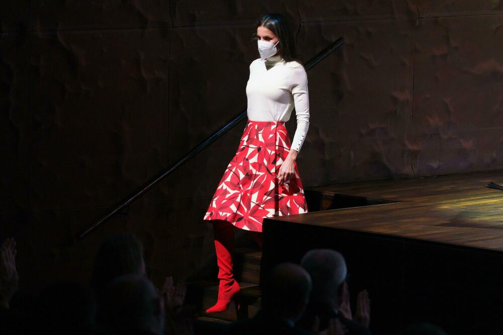 ŠPANSKA KRALJICA U IZNENAĐUJUĆIM ČIZMAMA KOJE SU TREND SEZONE: Ovaj model je ULTRA IZAZOVAN! (FOTO GALERIJA)