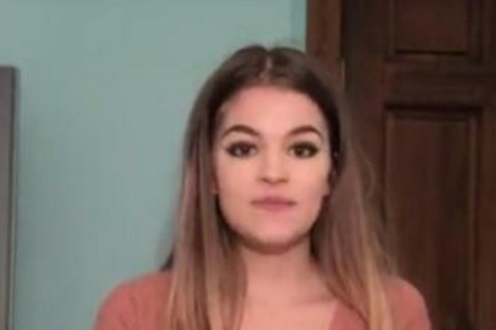 NIJE ZA OSETLJIVE! Sela na stolicu i uradila nešto NEMOGUĆE, iza svega stoji tužna priča (VIDEO)