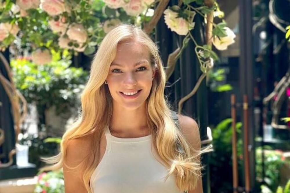 ELEGANTNA RUSKINJA SE POIGRAVA SA MAŠTOM MUŠKARACA! Impresivna figura, skromnost i PRIRODNA LEPOTA!