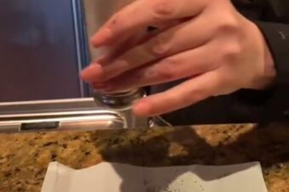 NA POGREŠAN NAČIN TRESETE SLANIK KAKO BI POSOLILI HRANU: Genijalan TRIK pokazuje kako se to PRAVILNO RADI (VIDEO)