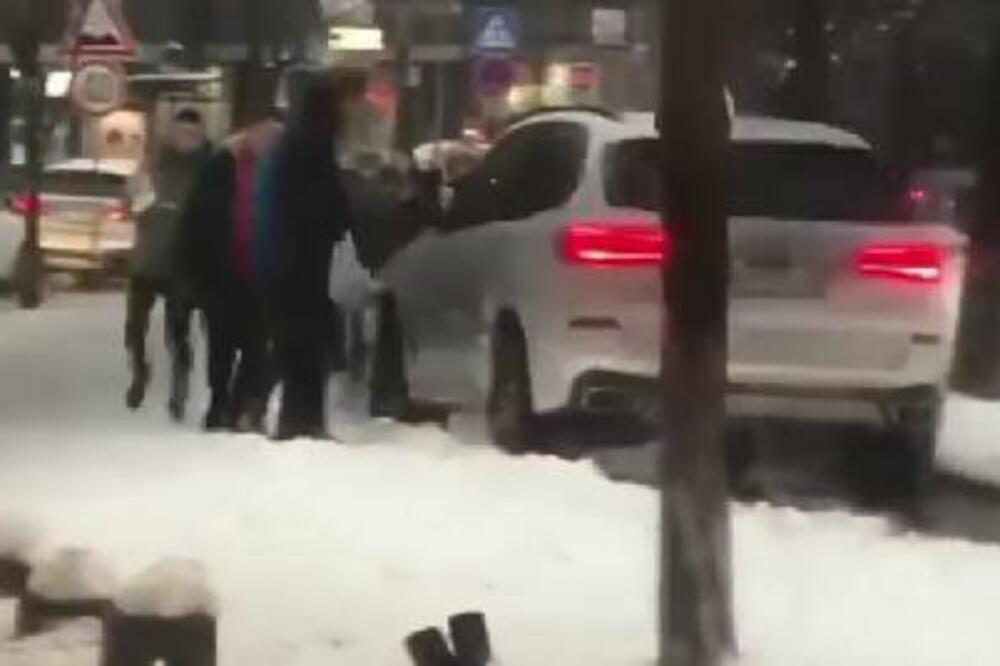 BAHATI VOZAČ DIVLJAO KOD HALE PIONIR: Vozio po TROTOARU, pešaci morali da mu se SKLANJAJU, SRAMOTA! (VIDEO)