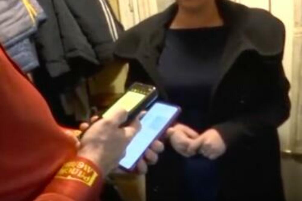 SLIKA DANA! Reči na pločici kovid redara NASMEJALE sve: Dobro je da nije RENDALJKA! (FOTO)