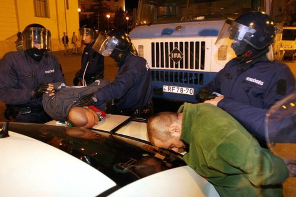 UHAPŠEN SRBIN U MAĐARSKOJ, PREVOZIO JE 20 ILEGANIH MIGRANATA: Ljudi su vraćeni na granicu!