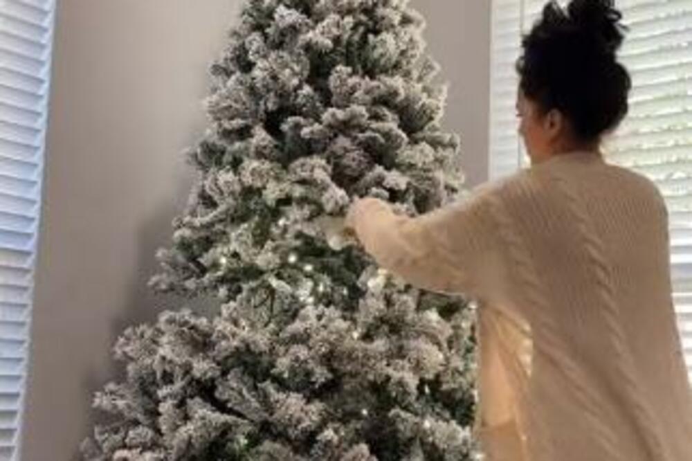 GODINAMA POGREŠNO STAVLJATE SVEĆICE NA JELKU: Samo ovako će vam NIKAD BRŽE I LAKŠE ZASIJATI U DOMU (VIDEO)