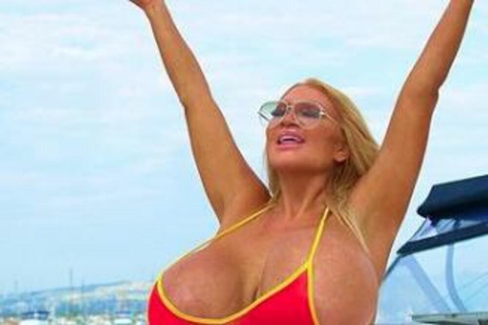 ZADNJICA JOJ JE TOLIKA DA MORA DA ISEČE GAĆICE: A pratiocima je obećala da će im URADITI JEDNO u januaru FOTO VIDEO