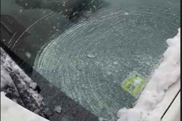 LEDENICA PALA NA KOLA: Razbila mu šoferku, vozač će poludeti kad vidi (VIDEO)