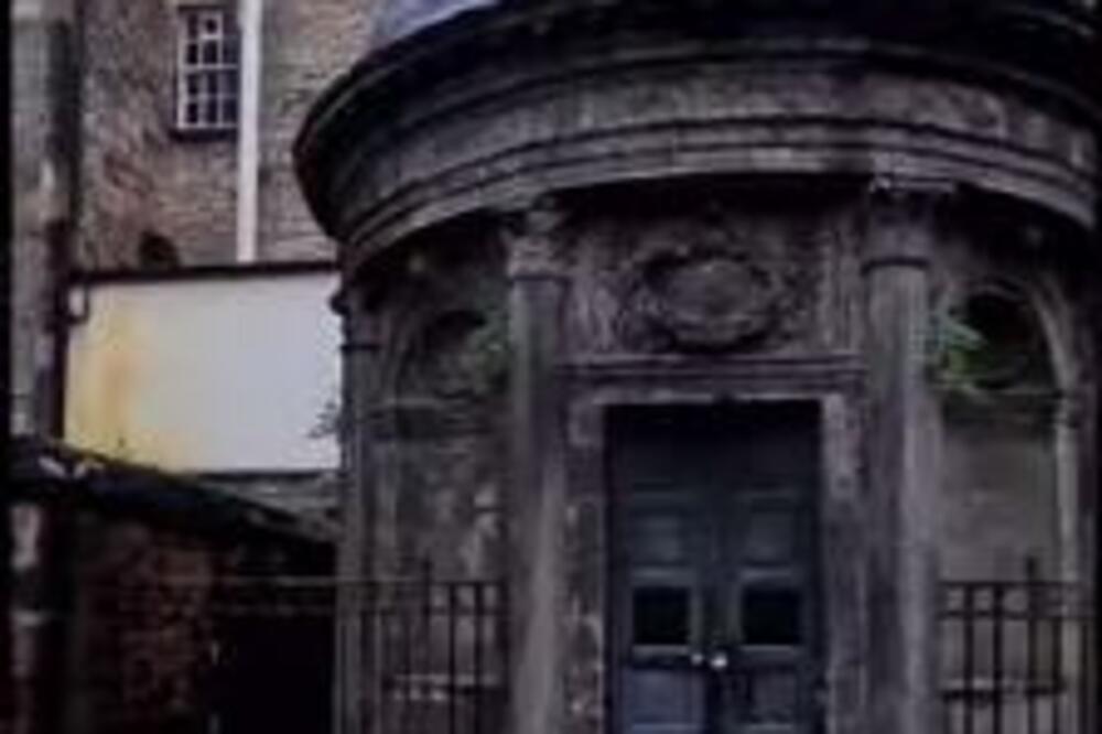 Provalio u ukleti grob i FOTOGRAFISAO TELO da utvrdi pol: Usledila je drama kakvu nije mogao da zamisli (VIDEO)