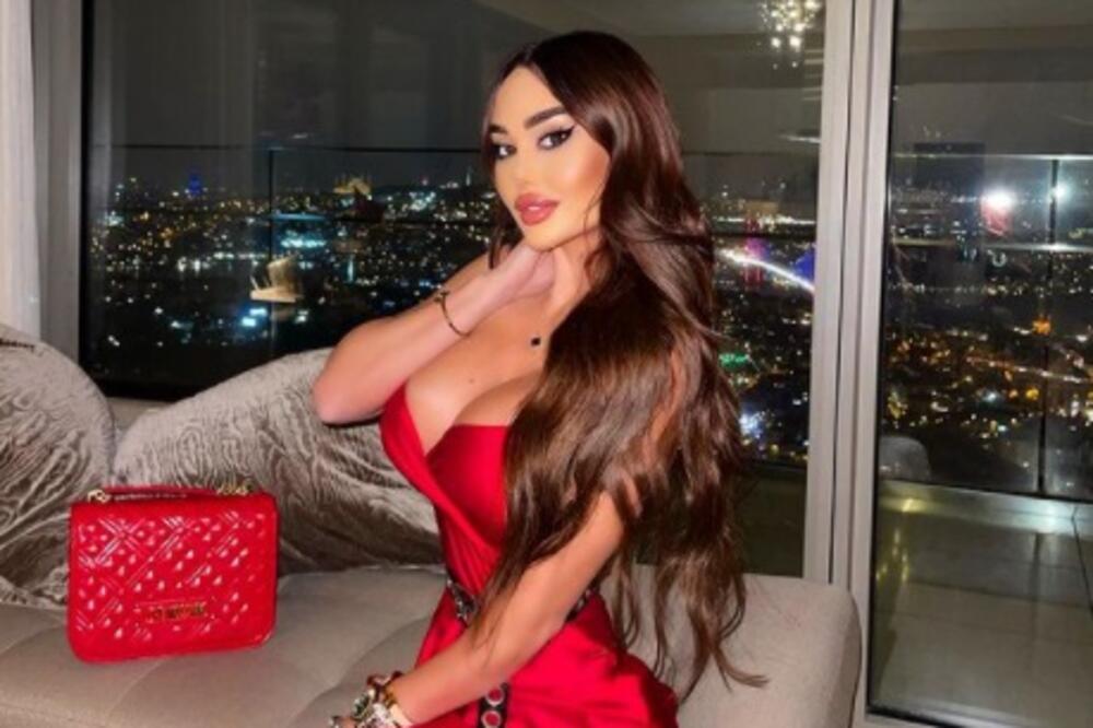 ŠTETA JE OGROMNA! SLUPAN SKUPOCENI PORŠE ANE KORAĆ: Zakucala se u PARKIRANE AUTOMOBILE!