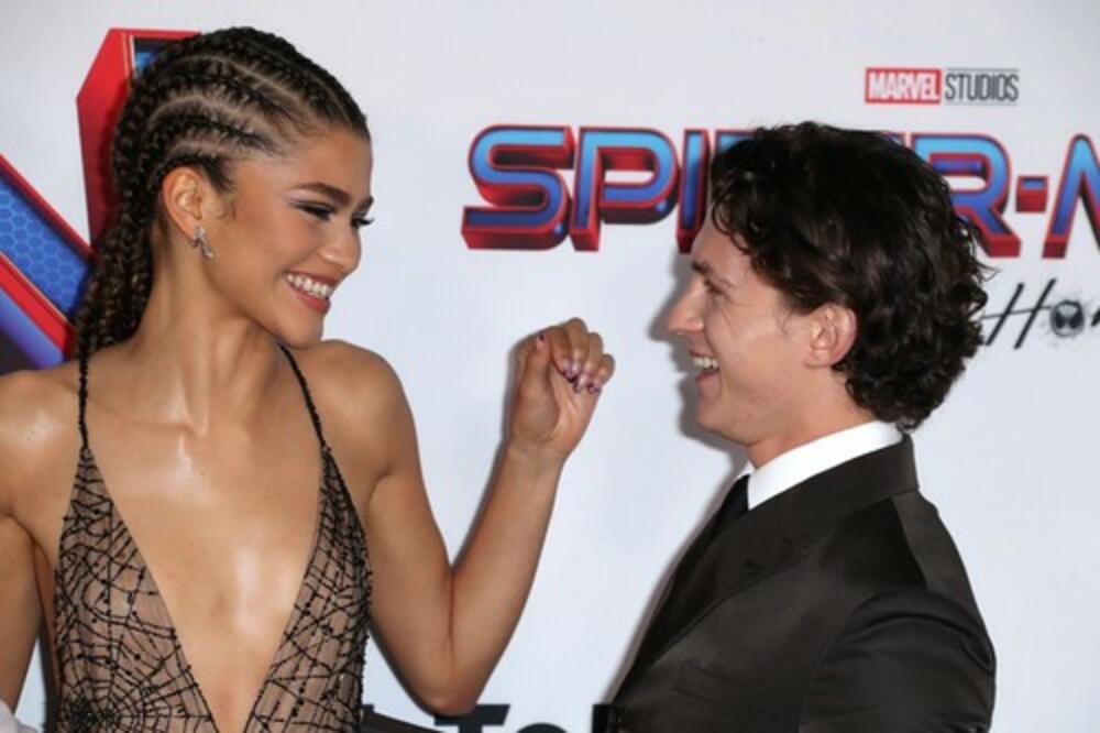 NAJBOLJE OBUČENA ŽENA NA SVETU U SMELOJ HALJINI - duboki dekolte i gola leđa! (FOTO)