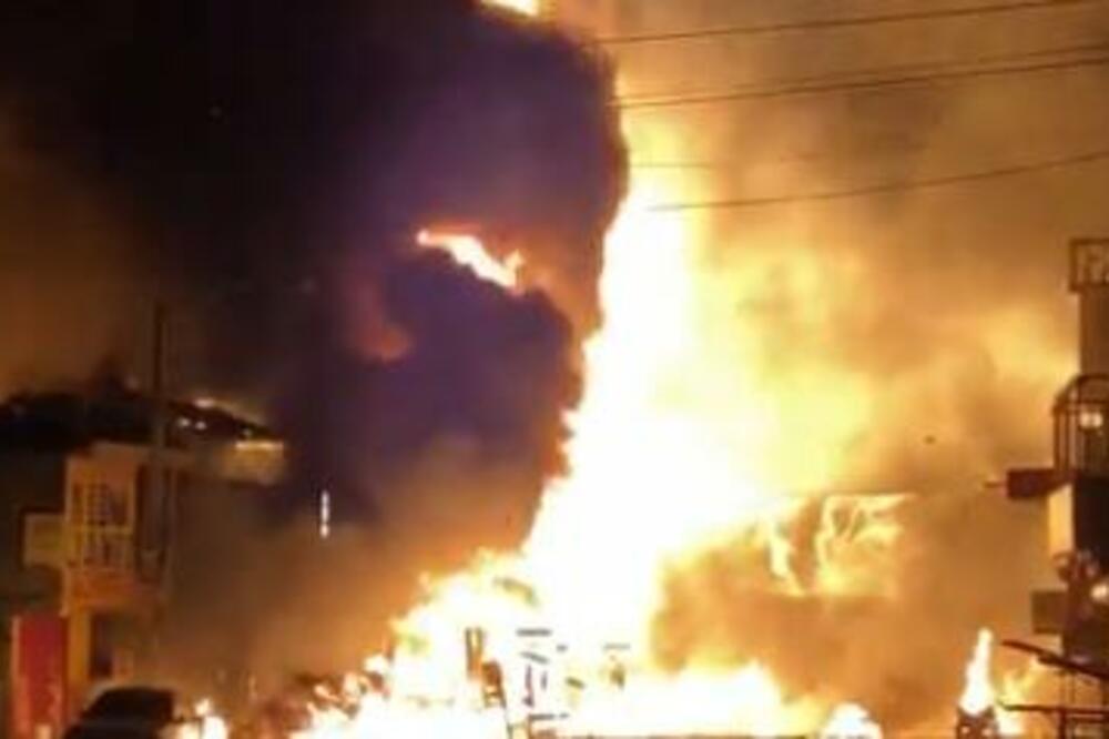 STRAŠNA NESREĆA, PETORO POGINULIH: Avion se zakucao u kamion, nastao je horor!