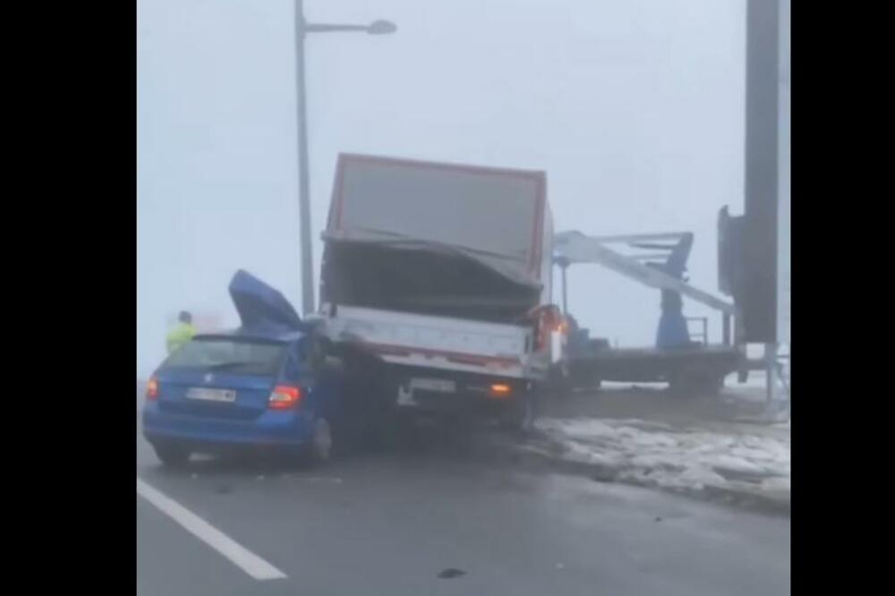 TEŽAK SUDAR U NOVOM SADU: Auto se zabio ispod kamiona! (VIDEO)