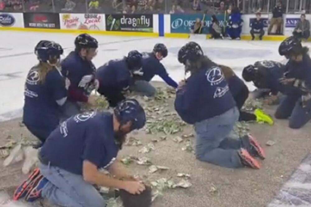 NASTAVNICI KLEČE I GRABE SE ZA NOVAC: Imaju samo 1 CILJ, mnogi tvrde da su žrtve PONIŽENJA! (VIDEO)